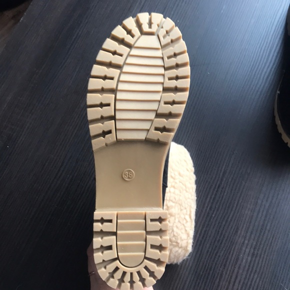 Black boots - Picture 4 of 4